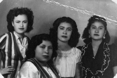 Mujer joven de clase media, de pie en un jardín, retrato