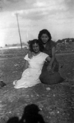 Mujeres de clase media, sentadas en el suelo, retrato