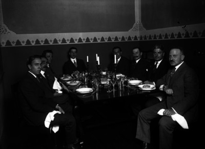 Hombres miembros de la familia Herrerías durante un banquete