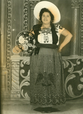 Mujer joven sonriente con traje de china poblana, retrato