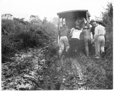 Hombres empujan una camioneta