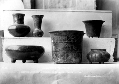 Cerámica prehispánica esgrafiada y de tipo plumbante en exhibición