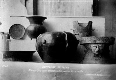 Brasero con rostro humano y vasijas teotihuacanas