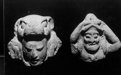 Figurillas humanas con el rostro de un anciano y personaje ataviado con yelmo de un jaguar