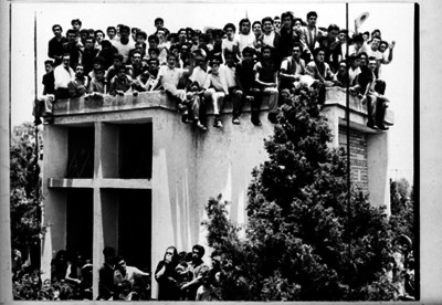 Hombres y mujeres de clase media sobre una tumba en el panteón Jardín presenciando el sepelio de Pedro Infante