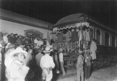 Multitud entre el vagón donde viajaba el general Alvaro Obregón