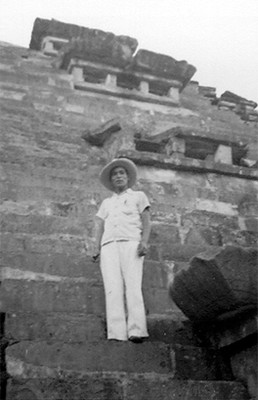 Hombre en las escaleras de la pirámide de los nichos