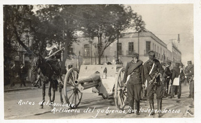 Artillería del ejército federal, apostándose en la avenida Independencia, antes del combate