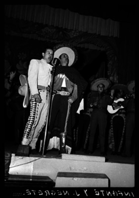 Pedro Infante Cruz canta a dúo con Jorge Negrete acompañados de mariachis