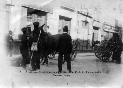 Alumnos del Colegio Militar a cargo del Teniente Coronel R. Navarrete