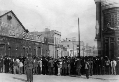 Gente reunida en una calle de la colonia Juárez