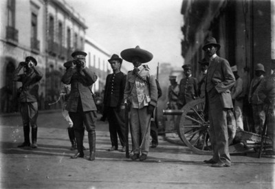 Soldados federales observan el desarrollo de los combates