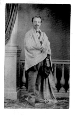 Hombre de pie con sarape, retrato
