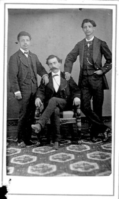 Retrato de un hombre sedente y dos de pie