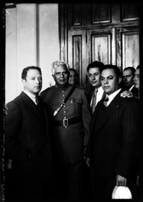 Heriberto Jara, general, con un grupo de senadores al parecer durante un evento, retrato de grupo