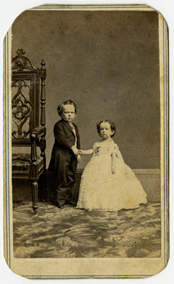 Pareja de niño y niña tomados de la mano, retrato