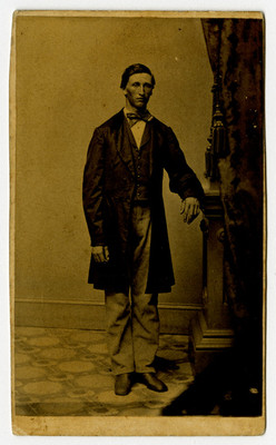 Hombre junto a columna