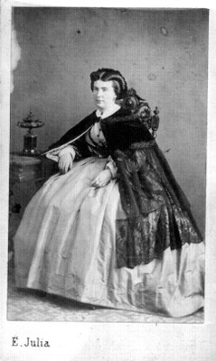 Mujer sedente, plano general