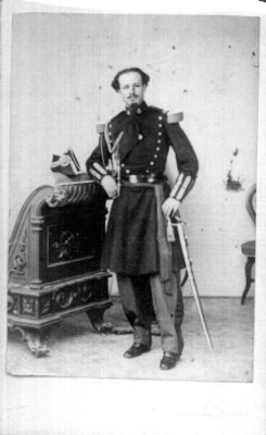 Hombre con uniforme de militar y sable, plano general