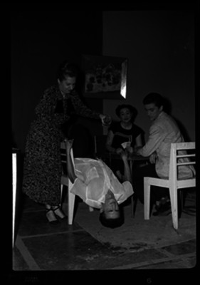 Tulio Jiménez Ponce con una actriz durante una representación teatral
