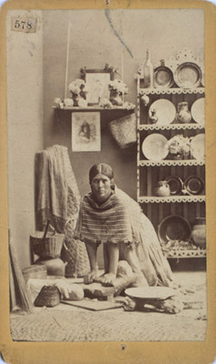 Mujer muele nixtamal, retrato