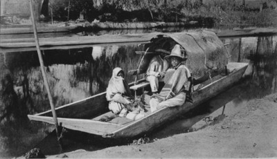 Gente en una trajinera en Xochimilco