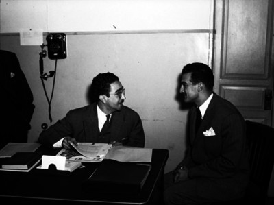 Alfredo Kawaje Ramia, periodista, conversando con abogados en una oficina