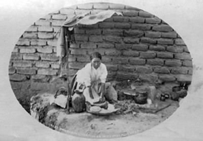 Mujer prepara tortillas en Aguascalientes, "5237. Preparing tortillas in Aguascalientes"