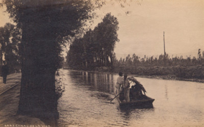Personas en una trajinera en el canal de La Viga, "6443. Canal de la Viga"