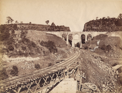 Hombres en las vías del tren junto al acueducto de Jajalpa