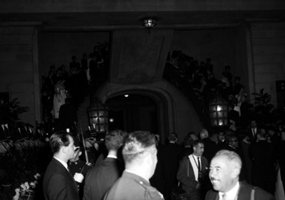 Funcionarios públicos y personas ascendiendo las escaleras del edificio del DDF durante una ceremonia en honor de John F. Kennedy