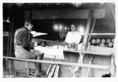 Hombre comiendo en una fonda, retrato