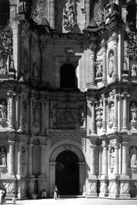 Gente frente a la Basílica de Nuestra Señora de la Soledad
