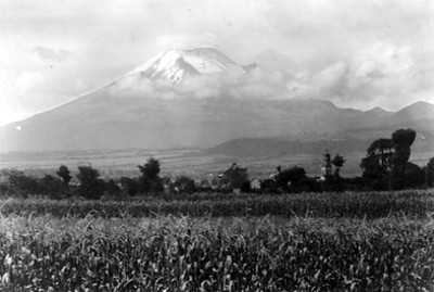 Vista de un poblado y el volcán Popocatépetl