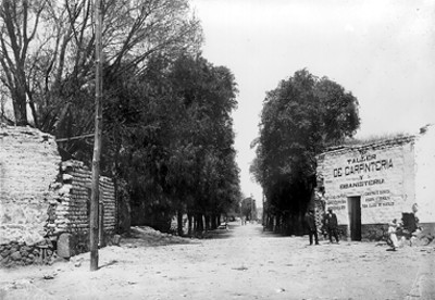 Hombres frente a un taller de carpintería