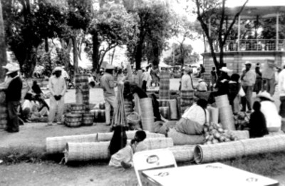 Artesanos venden sus mercancías hechas de palma en la feria de Cholula