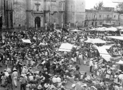 Tianguis frente a una iglesia