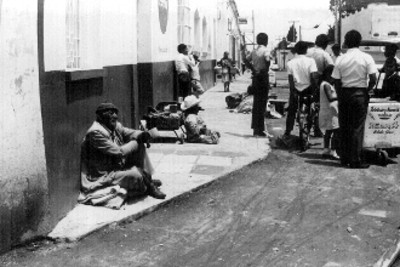 Vista de una calle transitada por vendedores ambulantes y personas