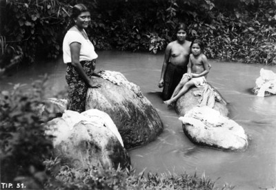 Mujeres del istmo de Tehuantepec lavan en un río