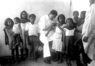 Médicos vacunan a niños, retrato