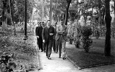 Funcionarios de visita en un orfanato