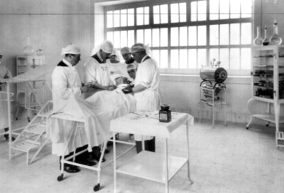 Médicos interviniendo a un paciente en el Consultorio número dos, retrato