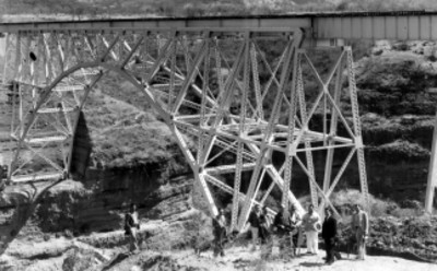 Puente de Cobán, hombres debajo