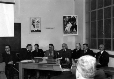 Hombres reunidos en una oficina