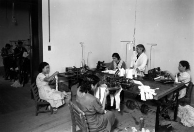 Mujeres trabajando con máquinas de coser