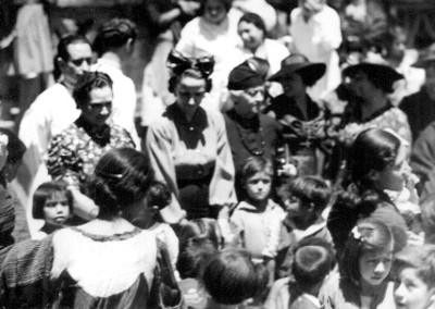 Gente en el reparto de ropa en el centro infantil Juan Duque de Estrada, retrato