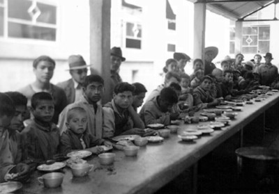 Muchachos del grupo Liberación, durante la comida, retrato