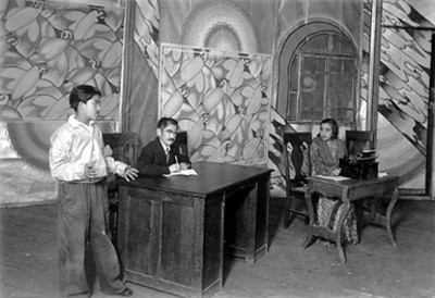 Primer acto de la comedia La Huelga, niños acutando, retrato
