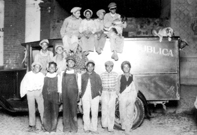 Niños desamparados a bordo de un camión de la beneficencia pública, retrato