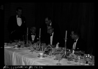 Agustin Legorreta López en compañía de Ramón Beteta y funcionarios en un banquete